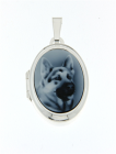 Zilveren medaillon met afbeelding van herdershond in blauwe steen