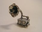 Oude grammofoon zilveren miniatuur