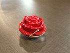 Zilveren hanger met rode roos van 4 cm.
