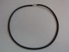 Leren collier met luxe magnetische zilveren sluiting.