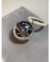 Zilveren rammelaar moderne gladde bol met parelrand 