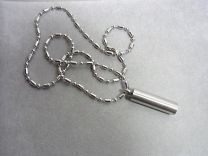 Stalen SOS koker aan ketting.