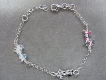 Lilly, zilveren armbandje met 3 pastel kleurige hondjes.