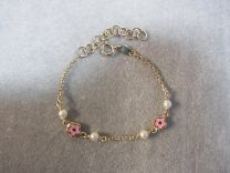 9 karaat baby / kinder ambandje met pareltjes en roze bloem.
