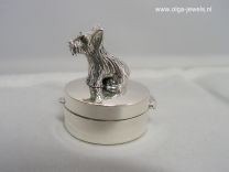 Zilveren doosje rond met hondje