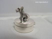 Zilveren doosje rond met hondje